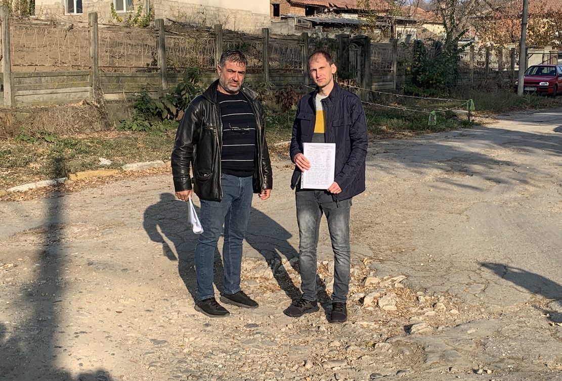 Хората в Славяново излязоха на протест с настояване за ремонт на републикански път, преминаващ през града